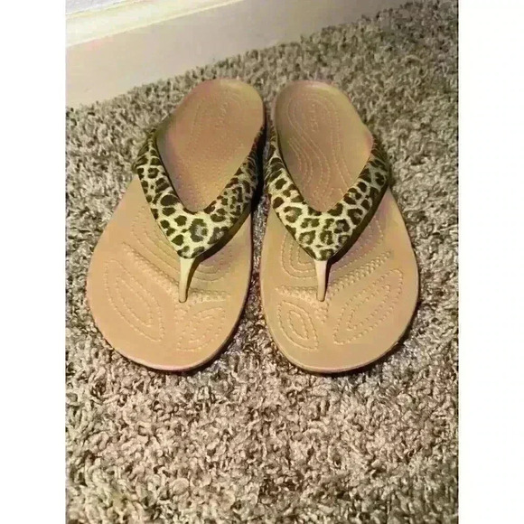 Crocs Kadee II Tan Leopard Print Slip On Flip Flop Thong Sandals Womens Size 7 W - Picture 1 of 4